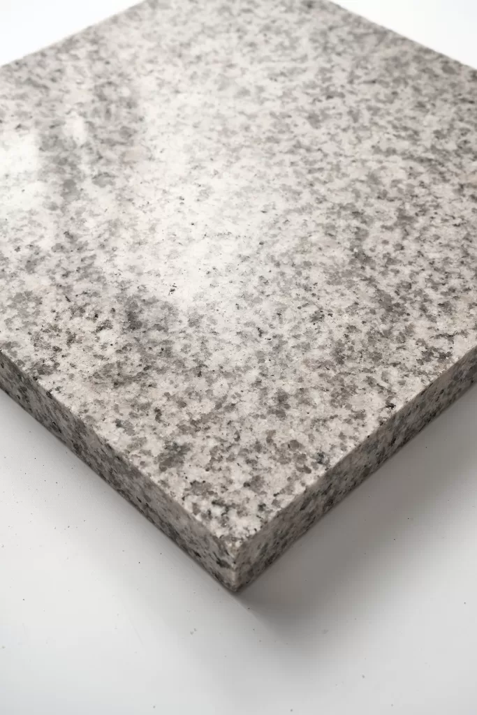 White Granite na may Pinakintab